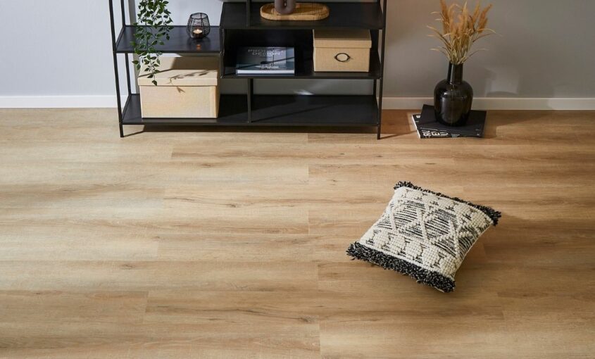 Heller Vinylboden in Holzoptik in einem modernen Wohnraum
