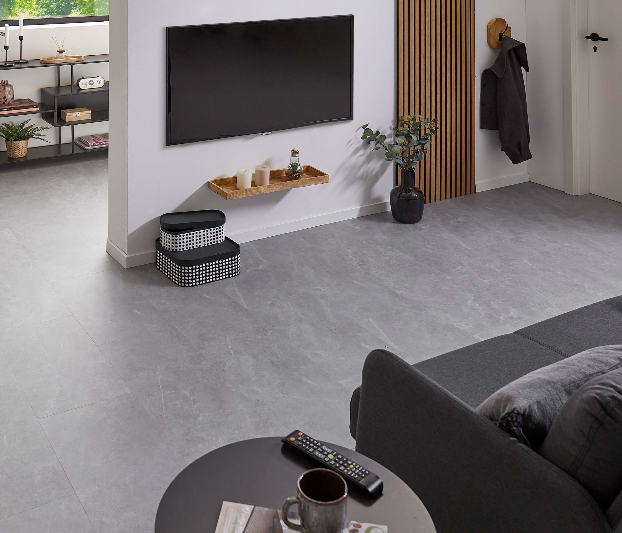 Andiamo Stone Klick Designboden in moderner Betonoptik im Wohnzimmer